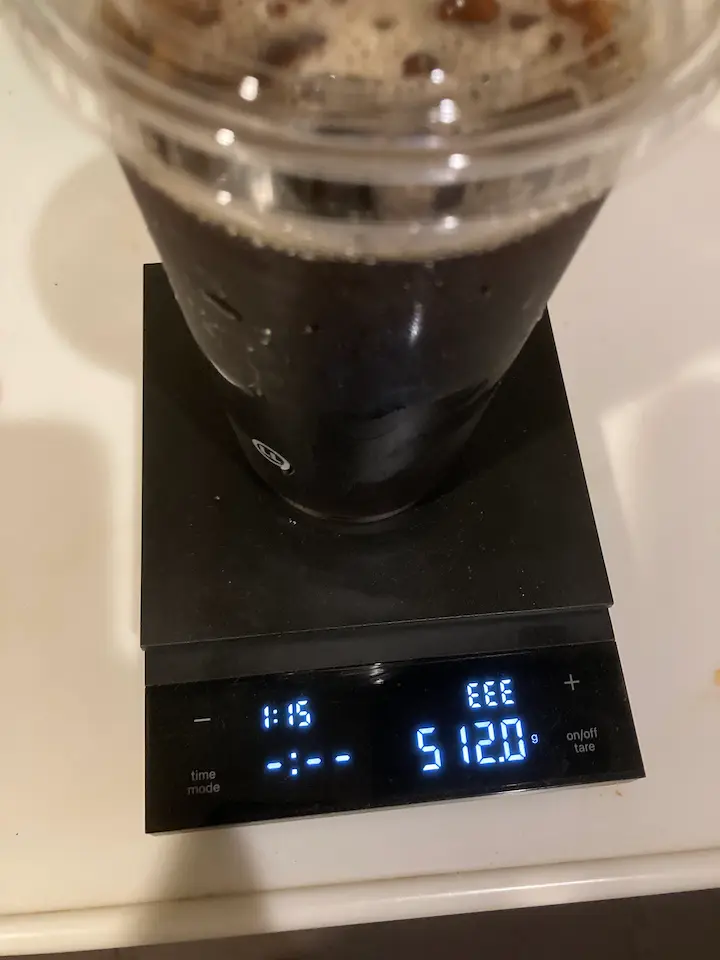 カップ込みで512gのファミリーマートのアイスコーヒーLL