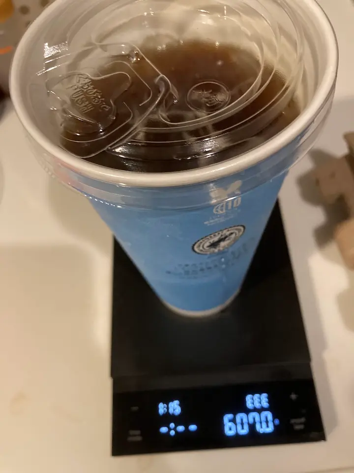 カップ込みで607.0gのローソンのメガアイスコーヒー