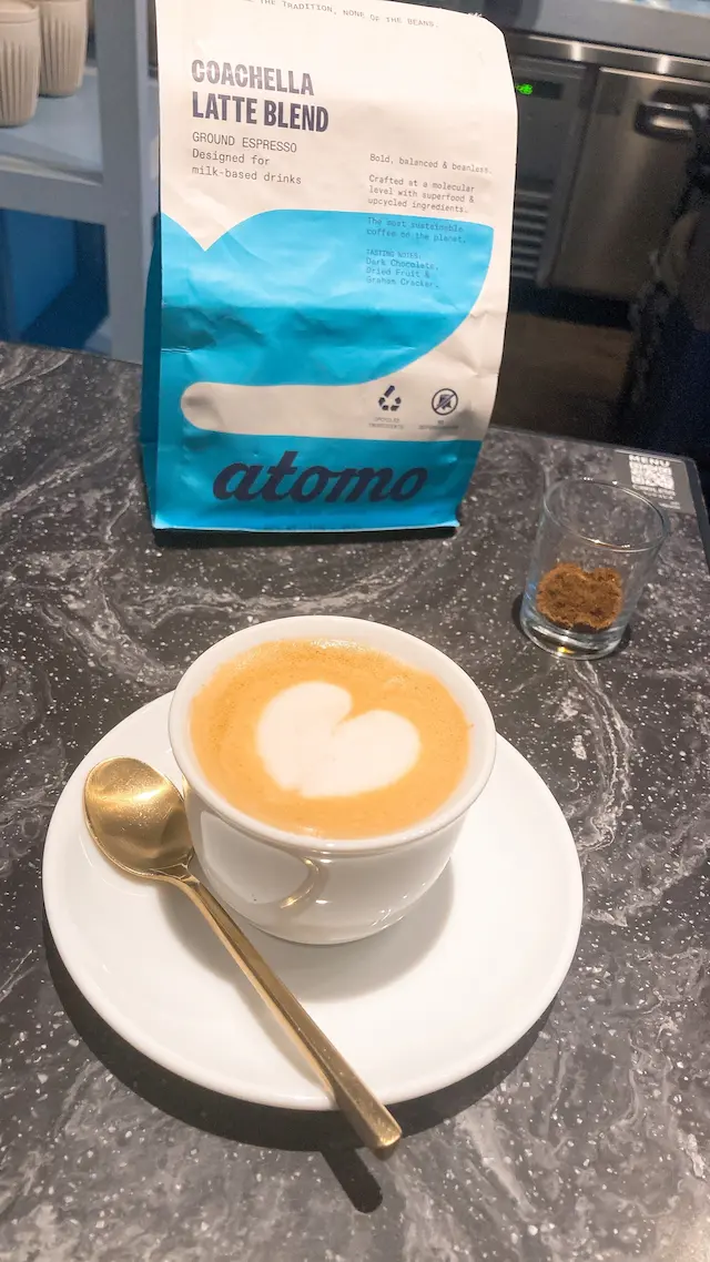æ - Ash zero waste cafe & barで飲んだオーツミルクラテとビーンレスコーヒーのパッケージ